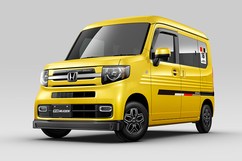 「フロントアンダースポイラー」は未塗装、カラード仕上げ（左）、つや消しブラック塗装仕上げ（中央、右）の3種類を用意。高輝度LEDを使った「エアロイルミネーション」を両サイドに追加（右）することも可能