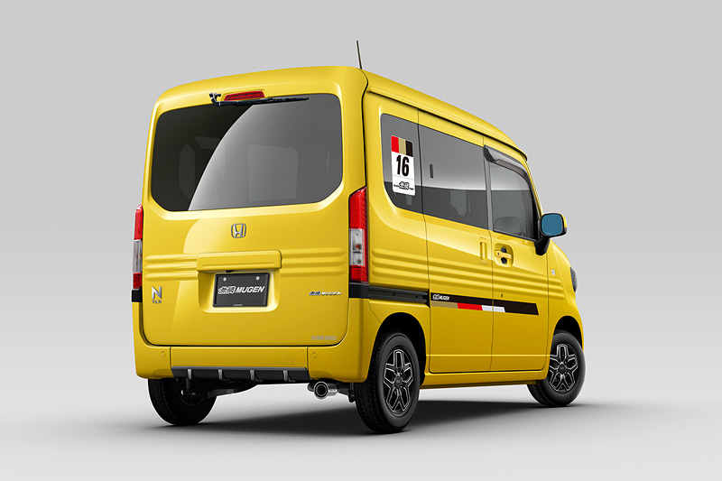 無限パーツを装着したN-VANのリアビュー