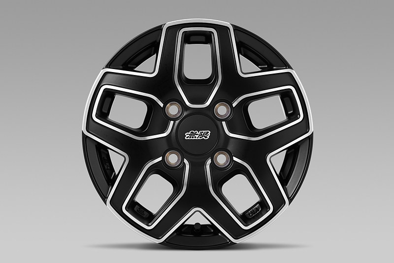 N-VAN専用デザインの「MD5」12インチアルミホイール（1万9440円/本）。カラーはフラットブラックミラーフェイス（上段）とメタルシルバーミラーフェイス（下段）の2色