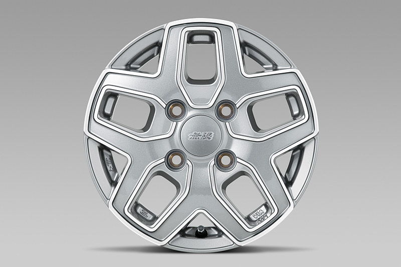 N-VAN専用デザインの「MD5」12インチアルミホイール（1万9440円/本）。カラーはフラットブラックミラーフェイス（上段）とメタルシルバーミラーフェイス（下段）の2色