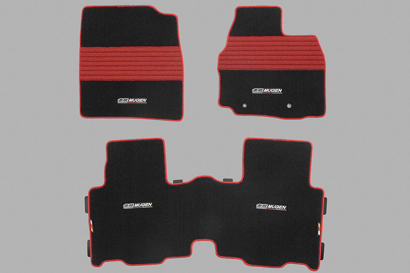 「スポーツマット」（各2万2680円）は「ブラック×レッド」（左側）と「ブラック」（右側）の2種類から選択可能。上段のCVT車用は、CVT車に設定される大型のフットレストに干渉しない形状となっている「ブラック×レッド」（左）と「ブラック」（右）の2色展開