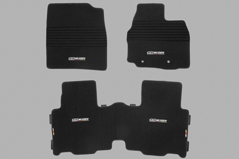 「スポーツマット」（各2万2680円）は「ブラック×レッド」（左側）と「ブラック」（右側）の2種類から選択可能。上段のCVT車用は、CVT車に設定される大型のフットレストに干渉しない形状となっている「ブラック×レッド」（左）と「ブラック」（右）の2色展開