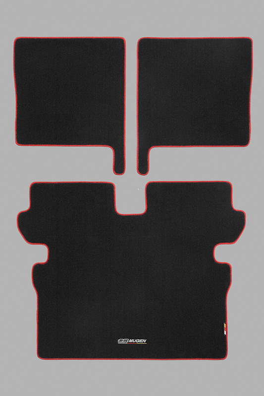 リアシートの背面までカバーするスタイルを採用した「スポーツラゲッジマット」（各2万3760円）。カラーは