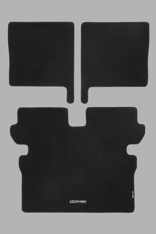 リアシートの背面までカバーするスタイルを採用した「スポーツラゲッジマット」（各2万3760円）。カラーは