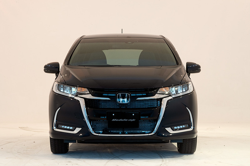 標準車からフロントバンパーとグリルのデザインを変更し、大開口のグリル部にオリジナルグラフィックのツヤ黒塗装メッシュを採用。さらにクロームパーツをあしらうことで、エッジの効いたプレミアム感を演出