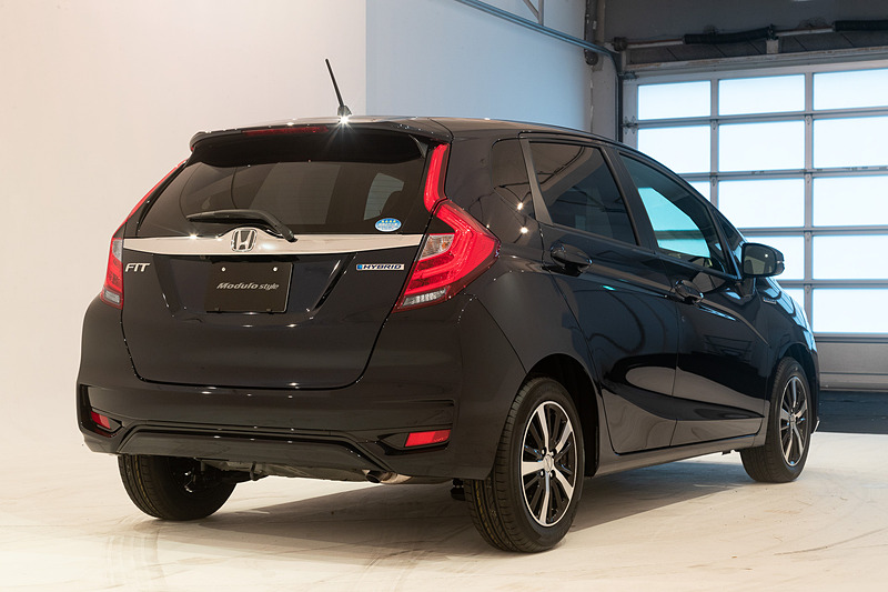 標準車からフロントバンパーとグリルのデザインを変更し、大開口のグリル部にオリジナルグラフィックのツヤ黒塗装メッシュを採用。さらにクロームパーツをあしらうことで、エッジの効いたプレミアム感を演出