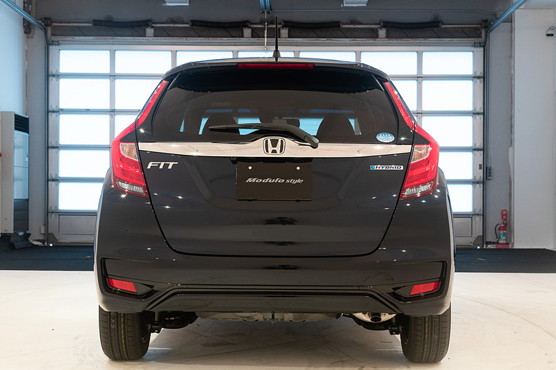 標準車からフロントバンパーとグリルのデザインを変更し、大開口のグリル部にオリジナルグラフィックのツヤ黒塗装メッシュを採用。さらにクロームパーツをあしらうことで、エッジの効いたプレミアム感を演出