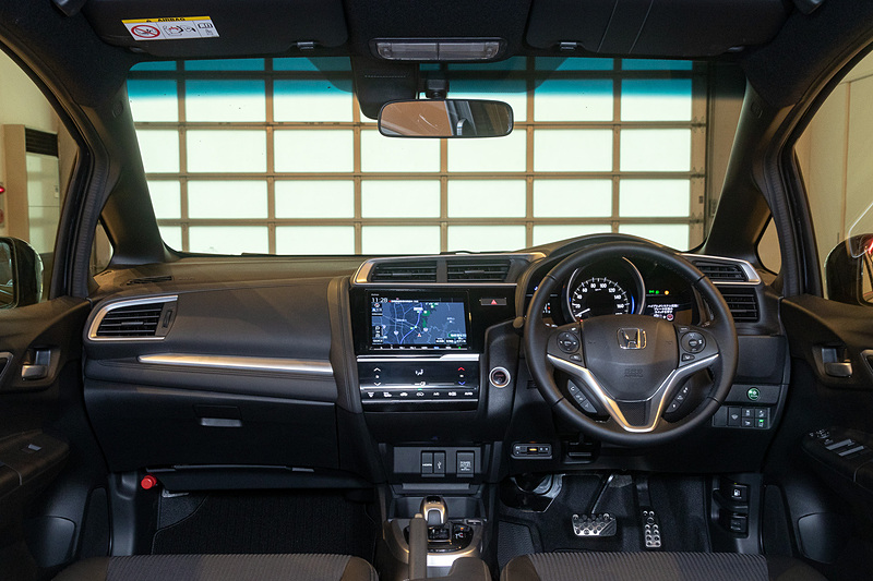 ルーフライニングから本革巻きステアリングホイール、シート下までブラックで統一されたインテリア