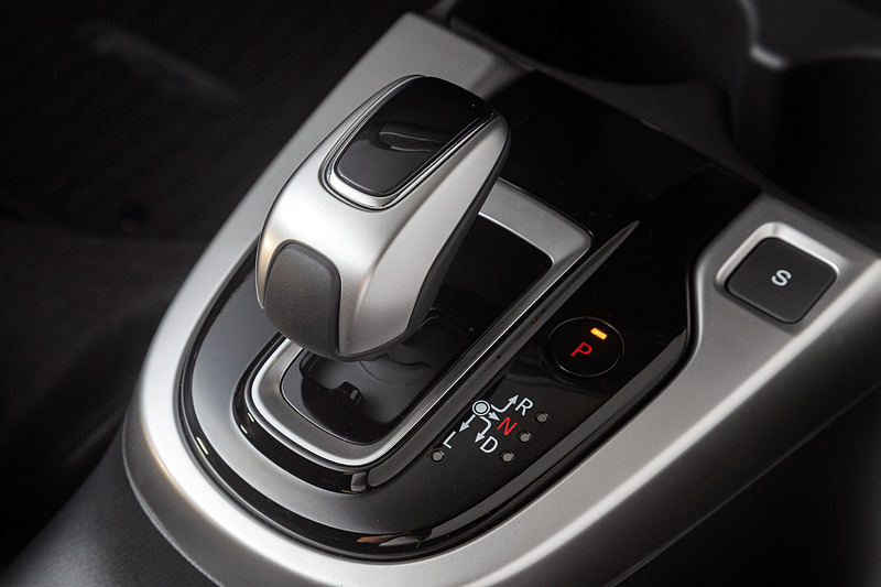 ルーフライニングから本革巻きステアリングホイール、シート下までブラックで統一されたインテリア