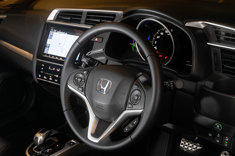 ルーフライニングから本革巻きステアリングホイール、シート下までブラックで統一されたインテリア