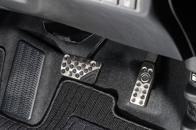 ルーフライニングから本革巻きステアリングホイール、シート下までブラックで統一されたインテリア