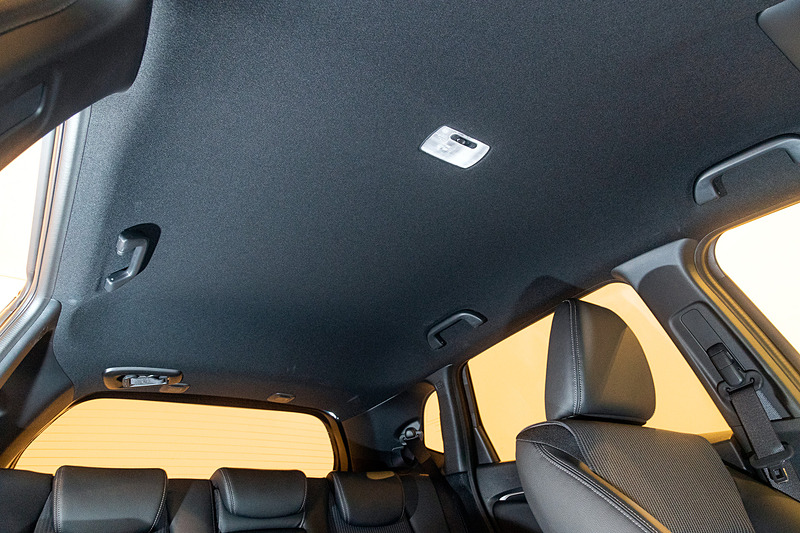 ルーフライニングから本革巻きステアリングホイール、シート下までブラックで統一されたインテリア