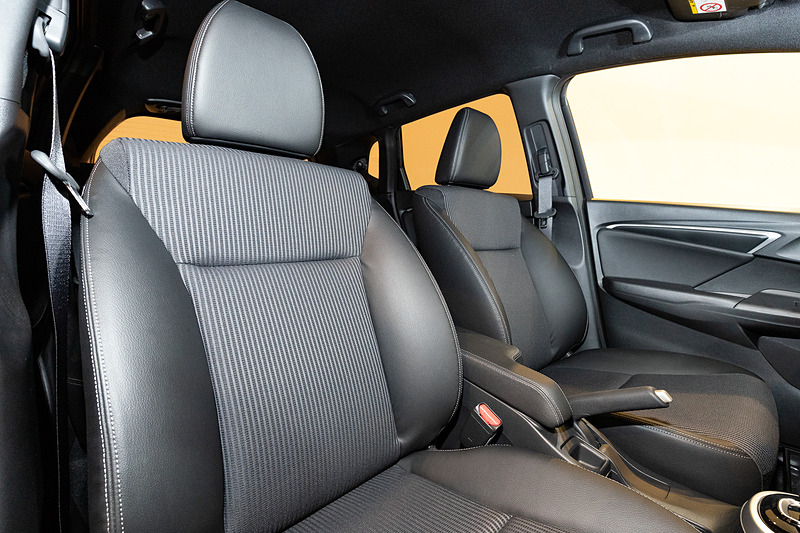 ルーフライニングから本革巻きステアリングホイール、シート下までブラックで統一されたインテリア