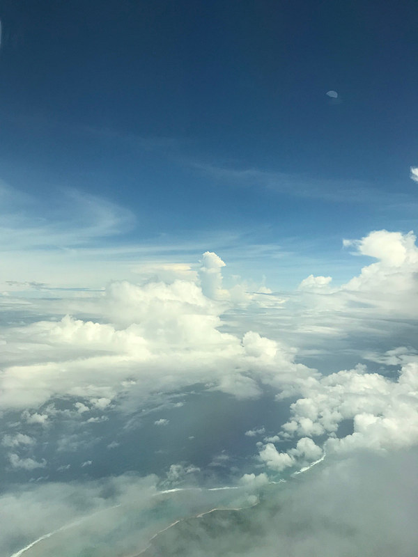 台風の影響もあってか、機内から見えた空にはたくさんの雲が浮かんでいた