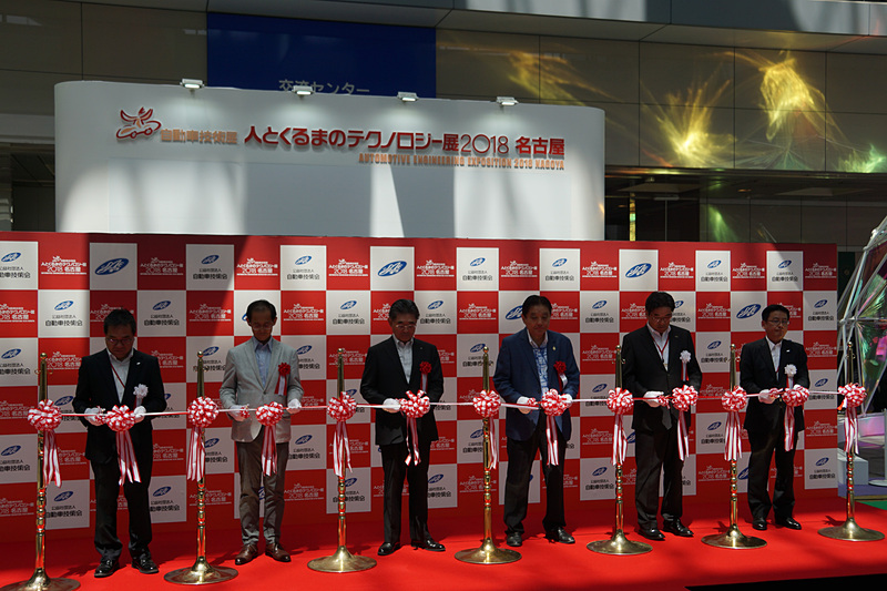 オープニングセレモニー出席者によるテープカット