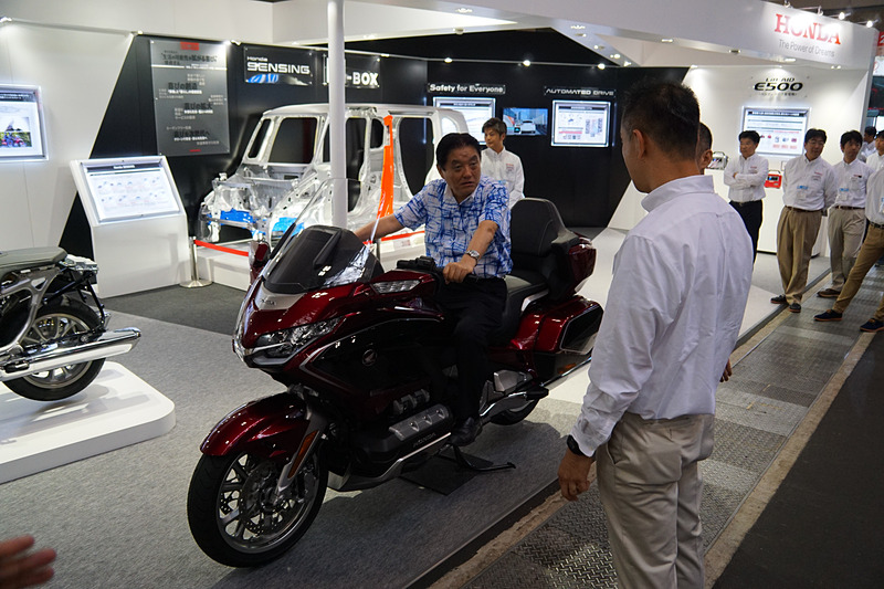 会場内を視察する名古屋市長 河村たかし氏