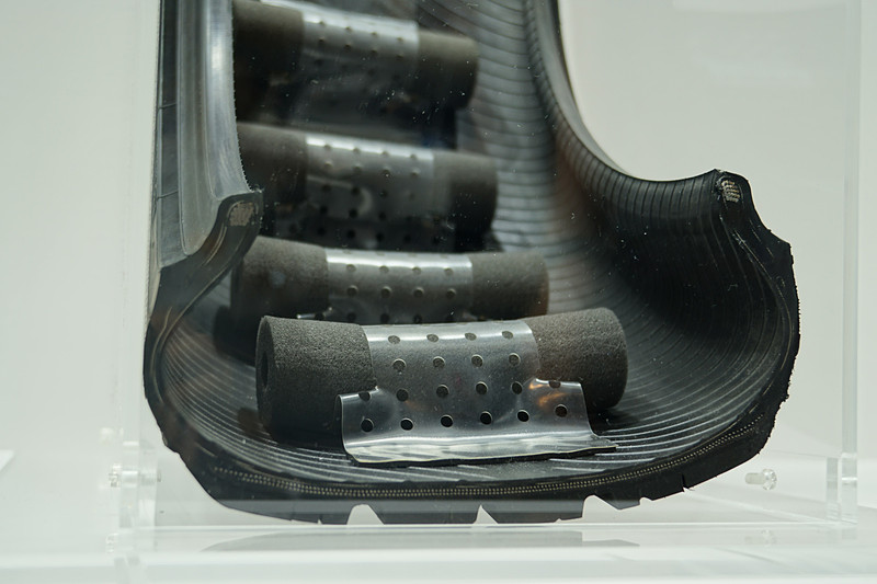 空気充填不要のエアレスタイヤ「noair（ノアイア）」とタイヤ空洞共鳴音を効果的に低減する独自デバイスを出展した東洋ゴム工業の展示