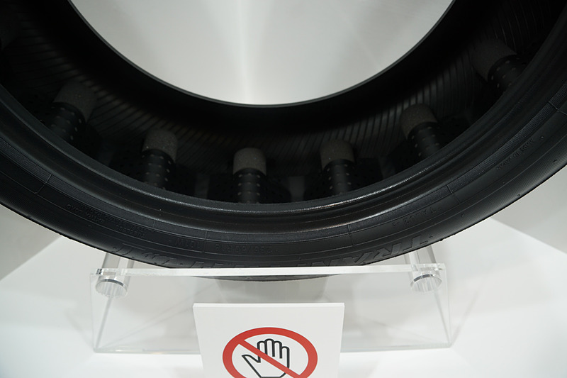 空気充填不要のエアレスタイヤ「noair（ノアイア）」とタイヤ空洞共鳴音を効果的に低減する独自デバイスを出展した東洋ゴム工業の展示