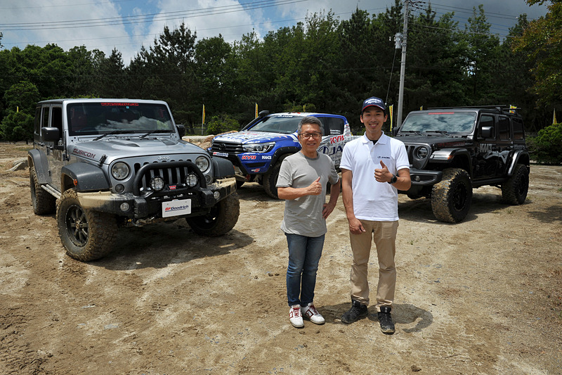 試乗会ではオフロードレーサーの能戸知徳氏（右）がオフロードコースでのクルマの走らせ方をレクチャーしてくれた