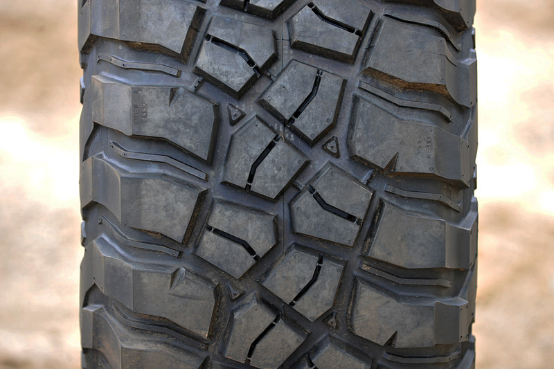 1980年に登場した世界初のオフロード用4×4ラジアルタイヤ「BFGoodrich Mud-Terrain T/A」の第3世代に当たる「KM3」。オフロード走行に求められる諸性能の向上を目的に、オフロードレース「Baja1000」でも使われる「Baja T/A KR2」で培ったテクノロジーをサイドウォールに用い、ショルダーブロックの裂け割れを抑制。また、大型のトレッドブロックによって強力なグリップを発揮するとともに、V字型の深い切り込みが特徴的なトレッドデザインを採用し、マッド路面での強力な走破性を実現している