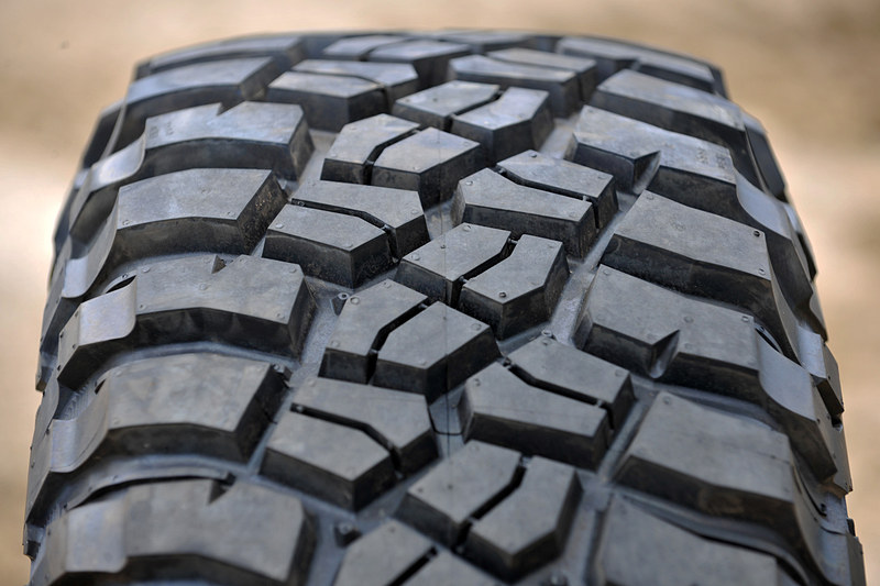 1980年に登場した世界初のオフロード用4×4ラジアルタイヤ「BFGoodrich Mud-Terrain T/A」の第3世代に当たる「KM3」。オフロード走行に求められる諸性能の向上を目的に、オフロードレース「Baja1000」でも使われる「Baja T/A KR2」で培ったテクノロジーをサイドウォールに用い、ショルダーブロックの裂け割れを抑制。また、大型のトレッドブロックによって強力なグリップを発揮するとともに、V字型の深い切り込みが特徴的なトレッドデザインを採用し、マッド路面での強力な走破性を実現している