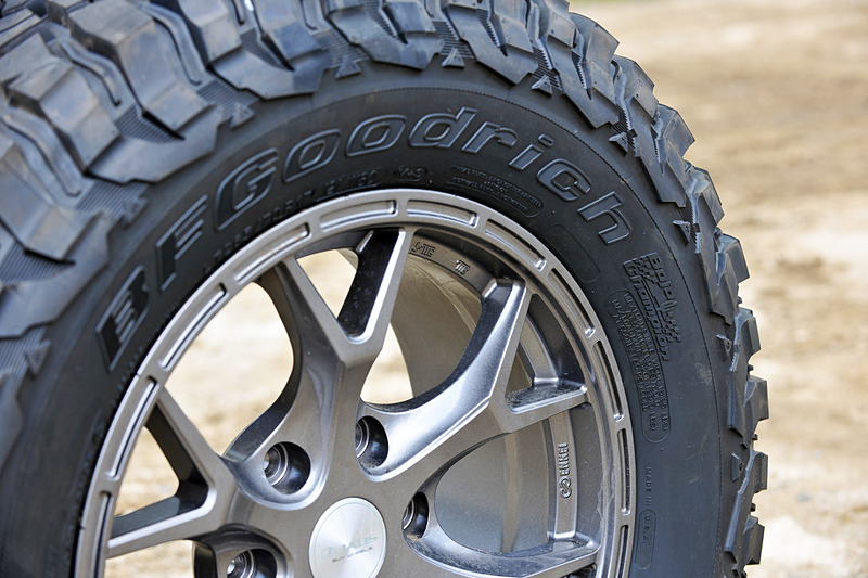 1980年に登場した世界初のオフロード用4×4ラジアルタイヤ「BFGoodrich Mud-Terrain T/A」の第3世代に当たる「KM3」。オフロード走行に求められる諸性能の向上を目的に、オフロードレース「Baja1000」でも使われる「Baja T/A KR2」で培ったテクノロジーをサイドウォールに用い、ショルダーブロックの裂け割れを抑制。また、大型のトレッドブロックによって強力なグリップを発揮するとともに、V字型の深い切り込みが特徴的なトレッドデザインを採用し、マッド路面での強力な走破性を実現している