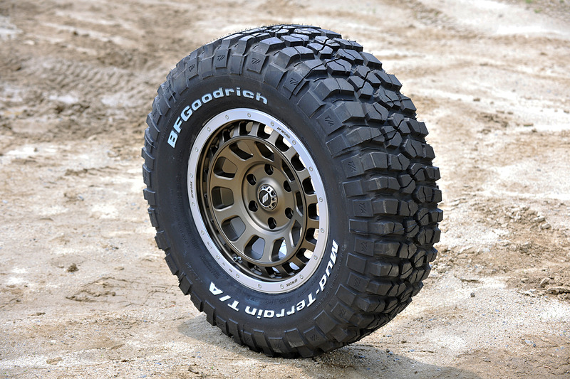 こちらは2007年に登場し、日本では2008年から販売を開始した従来の「Mud-Terrain T/A KM2」