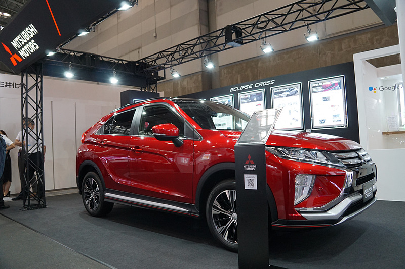 「エクリプス クロス」を展示する三菱自動車工業ブース