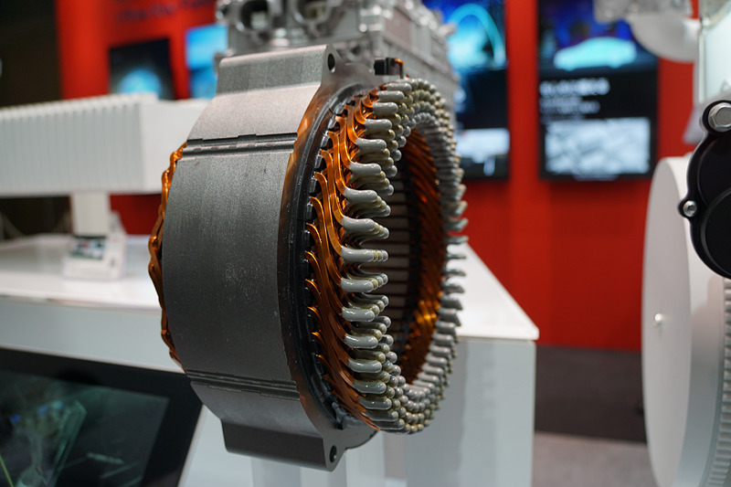 SiCパワーデバイスやモーターの構造なども確認できるデンソーブース