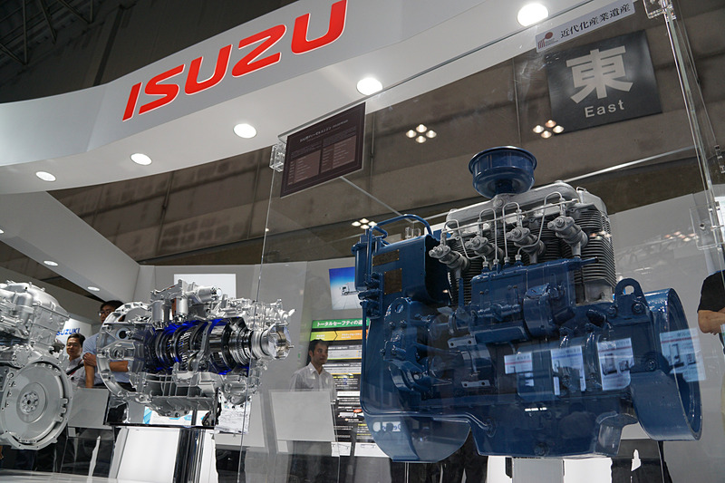 近代化産業遺産の空冷式直列4気筒「DA4型」ディーゼルエンジンを展示したいすゞ自動車ブース