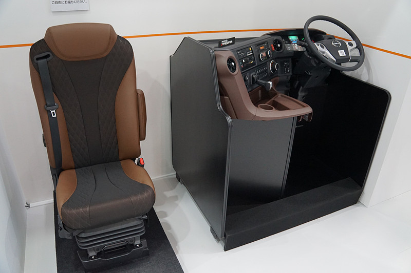 エンジンやヘッドライト、シートやインパネなどを展示する、日野自動車ブース