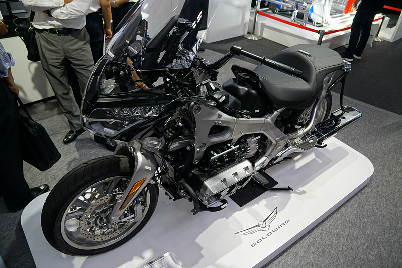 カウルを外した「ゴールドウイング」の車体やエンジン、「N-BOX」のホワイトボディなどを展示するホンダブース