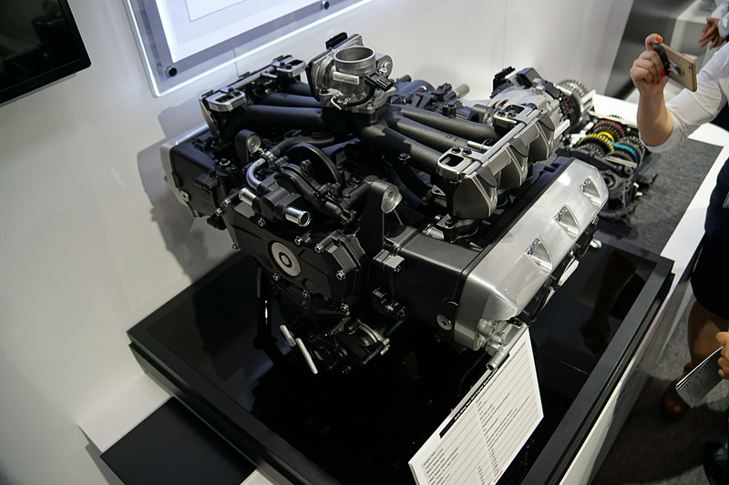 カウルを外した「ゴールドウイング」の車体やエンジン、「N-BOX」のホワイトボディなどを展示するホンダブース