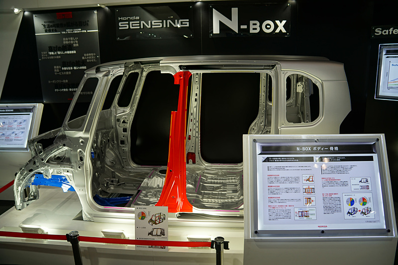 カウルを外した「ゴールドウイング」の車体やエンジン、「N-BOX」のホワイトボディなどを展示するホンダブース