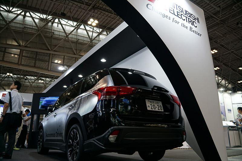 メルセデス・ベンツに採用された「48Vハイブリッド車用エンジン出力軸直結型ISGシステム」を展示する三菱電機ブース