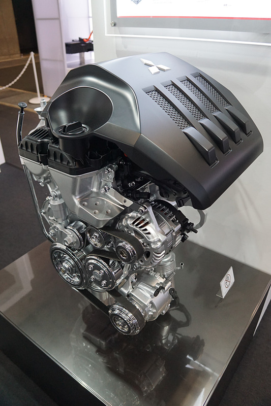 「エクリプス クロス」を展示する三菱自動車工業ブース