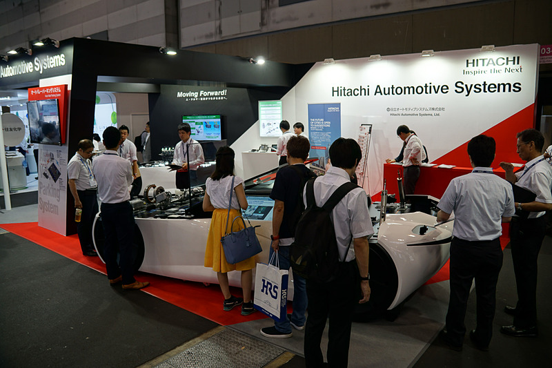 これまで油圧を使用してきた部品を電動化した電動ブレーキキャリパーなども展示する日立オートモティブシステムズのブース