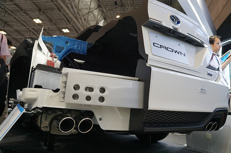 新型「クラウン」のカットモデルを展示したトヨタ自動車ブース