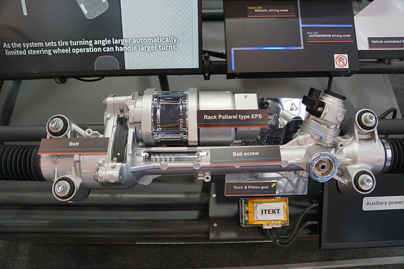 ステアバイワイヤシステムを展示するジェイテクトブース