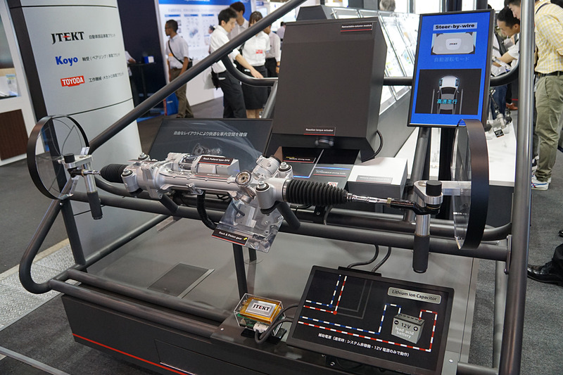 ステアバイワイヤシステムを展示するジェイテクトブース