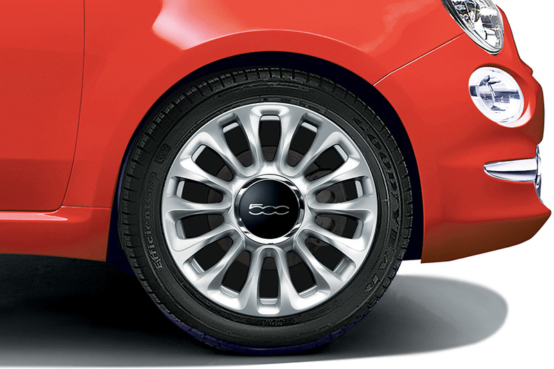 ボディを鮮やかな「コーラルレッド」でカラーリング。後席に座る人を日差しからガードする「リアプライバシーガラス」を備え、「14スポーク Vデザイン 15インチアルミホイール」も特別装備