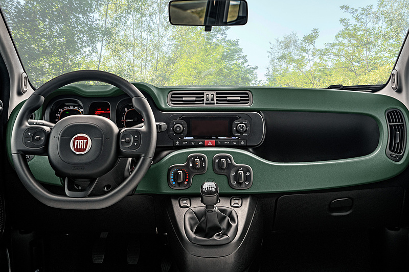 インパネの外周部分をグリーンにしてSUVらしさをアピール