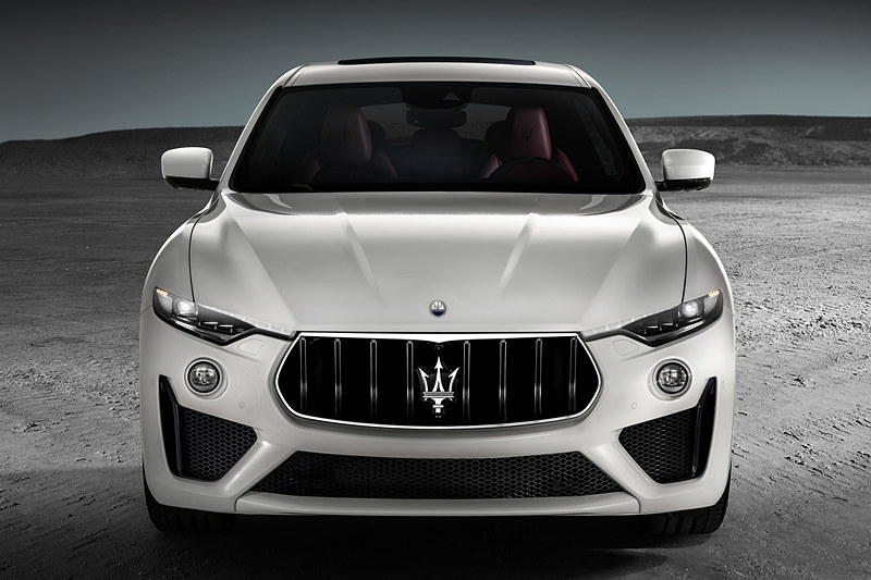 外観デザインではフロントマスクの下側とリアバンパーの形状を変更。スポーティさとエレガントさを際立たせている