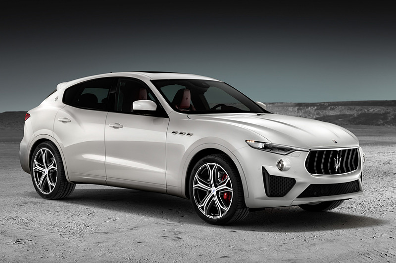 外観デザインではフロントマスクの下側とリアバンパーの形状を変更。スポーティさとエレガントさを際立たせている