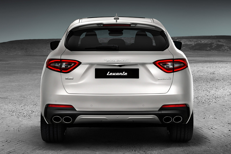 外観デザインではフロントマスクの下側とリアバンパーの形状を変更。スポーティさとエレガントさを際立たせている