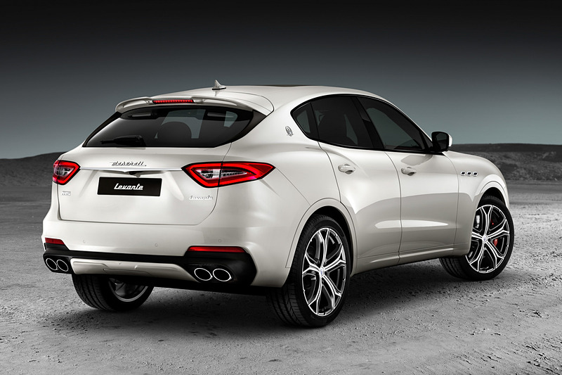 外観デザインではフロントマスクの下側とリアバンパーの形状を変更。スポーティさとエレガントさを際立たせている