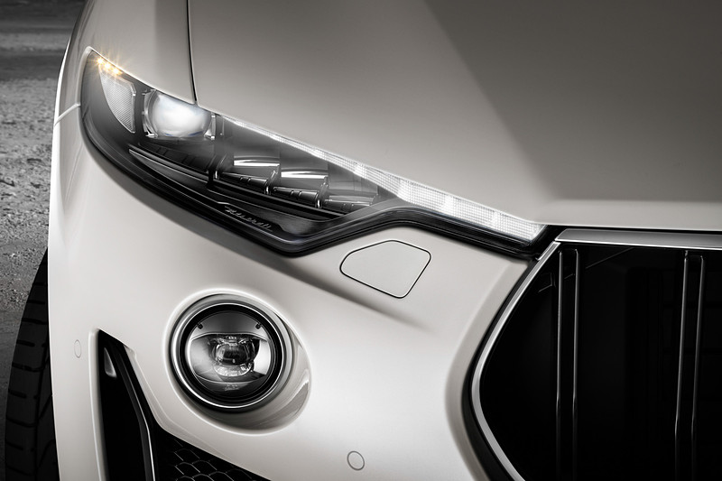 最高出力550PS/6250rpm、最大トルク730N･m/2500～5000rpmを発生するV型8気筒 3.8リッターツインターボエンジンを搭載。シャーシもGTS専用チューニングが施されている