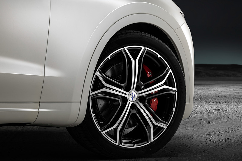 最高出力550PS/6250rpm、最大トルク730N･m/2500～5000rpmを発生するV型8気筒 3.8リッターツインターボエンジンを搭載。シャーシもGTS専用チューニングが施されている