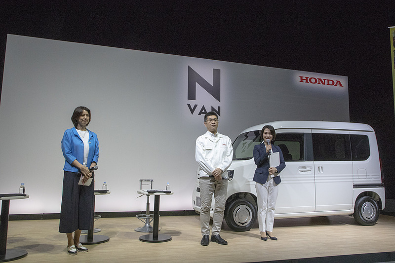 本田技研工業株式会社 執行役員 鈴木麻子氏（右）と株式会社本田技術研究所 N-VAN開発責任者の古館茂氏（中央）の両氏からN-VANについて語られた