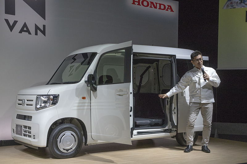 助手席をダイブダウンさせて荷室化させることができるので、そこへのアクセスを容易にするためピラーレス構造を採用。ボディ側にピラーはないが、構造自体はドア内部にピラーが入っているので安全性は十分に確保している